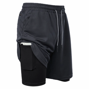 Detail der 2-in-1 Laufshorts mit versteckter Handytasche am schwarzen Innenfutter