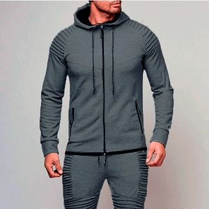 Détails de l'ensemble de sport gris pour homme avec capuche et design plissé sur les manches