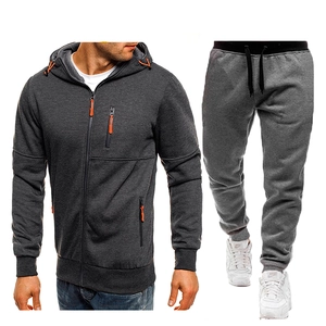 Tuta sportiva da uomo con felpa con cappuccio grigio scuro e pantaloni jogger abbinati