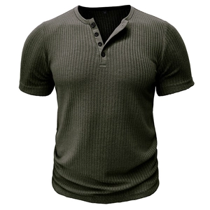 Détail du tissu côtelé vert militaire et de la patte de boutonnage du henley homme