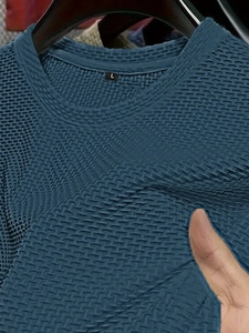 Detailansicht des dunkelblauen T-Shirts mit atmungsaktiver Waffelstrickstruktur und Rundhals