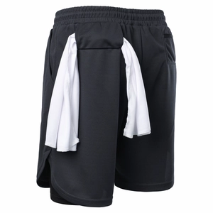 Detail der 2-in-1 Sporthose mit hinterer Handtuchschlaufe und atmungsaktivem Netzstoff