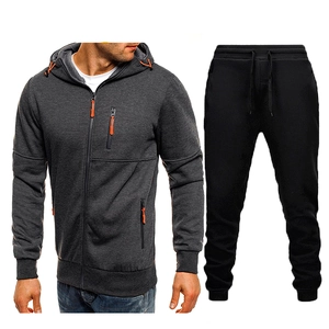 Tuta sportiva da uomo in due pezzi con giacca grigia con cappuccio e pantaloni neri