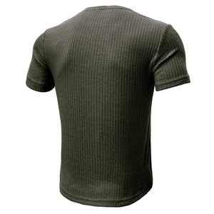 Vue arrière du t-shirt à manches courtes ajusté et côtelé pour homme en vert olive