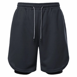 Detail der 2-in-1 Herren Laufshorts mit atmungsaktivem Mesh und verstellbarem Kordelzugband