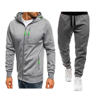 Tuta sportiva grigia da uomo con giacca con cappuccio e pantaloni con accenti neon