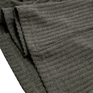 Vue macro détaillée de la maille côtelée gris anthracite et des détails de couture
