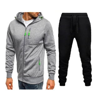 Dettaglio della felpa grigia con cappuccio da uomo con accenti neon e pantaloni neri