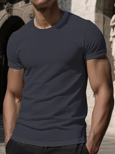 Nahaufnahme der dunkelgrauen Waffelstrick-Textur und Premium-Nähte am Herren-T-Shirt