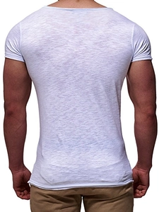 Détail d'un t-shirt blanc ajusté pour homme avec texture slub respirante et bords roulés