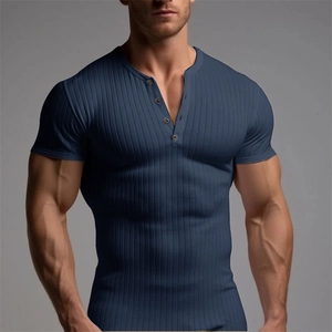 Détail du t-shirt Henley bleu marine avec texture côtelée et boutons sur le col