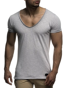 Détail de la texture chinée grise et de la coupe ajustée à col en V du t-shirt pour hommes