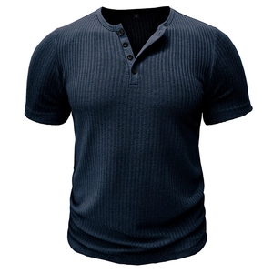 Gros plan détaillé d'un t-shirt Henley bleu foncé avec texture côtelée et quatre boutons