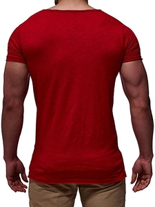 Vue arrière d'un t-shirt rouge ajusté montrant la texture détaillée du coton flammé