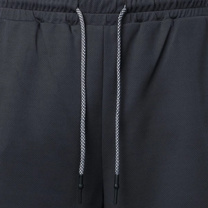 Nahaufnahme der Sporthose mit elastischem Bund und strukturierter Kordel am Bund