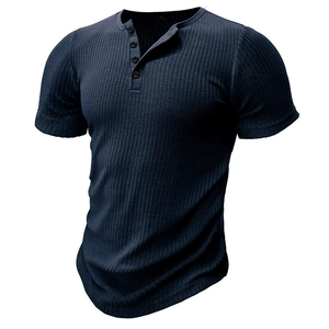 Détail du tissu en maille côtelée bleu marine et du col henley boutonné classique
