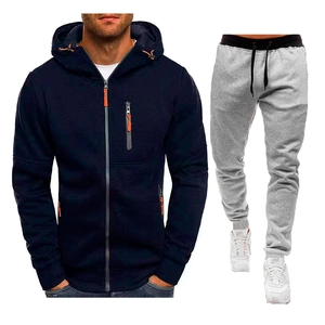 Dettaglio felpa con cappuccio blu navy con zip arancioni e pantaloni sportivi grigi
