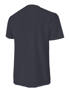 Detailansicht des atmungsaktiven dunkelgrauen Waben-Mesh-Gewebes bei einem Herren-T-Shirt