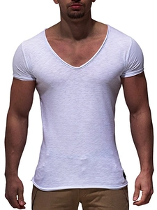 Détail d'un t-shirt gris à col en V avec ourlet roulé et petite étiquette noire décorative