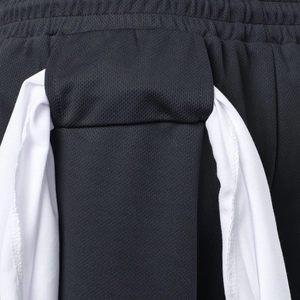 Detail der Sporthose mit atmungsaktivem Mesh und Handtuchschlaufe am elastischen Bund
