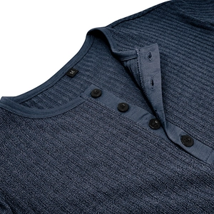 Détail de couture du t-shirt Henley bleu marine pour homme avec texture côtelée et boutons