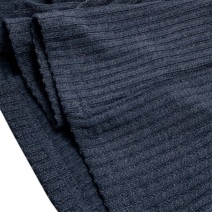 Gros plan du tissu en maille côtelée bleu marine montrant la texture élastique du t-shirt