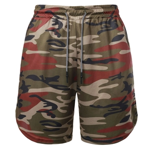 Detail der Camo-Laufshorts mit atmungsaktivem Mesh-Gewebe und verstellbarem Kordelzug