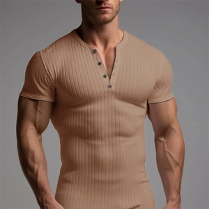 Gros plan sur un t-shirt Henley ajusté pour homme en maille côtelée avec patte de boutonnage