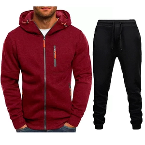 Dettaglio della felpa con cappuccio bordeaux, coulisse arancione e pantaloni sportivi neri