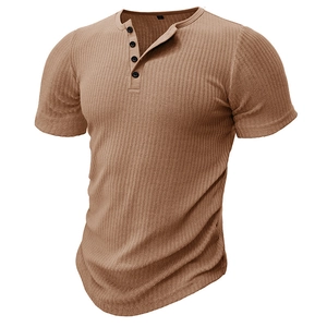 Gros plan sur la texture côtelée marron et le col boutonné d'un t-shirt Henley ajusté