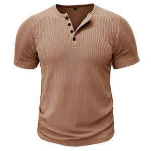 Gros plan détaillé du t-shirt Henley moulant kaki avec col boutonné et maille côtelée