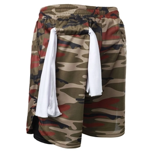 Detail der 2-in-1 Camo-Shorts mit elastischem Bund und Handtuchhalter an der Rückseite
