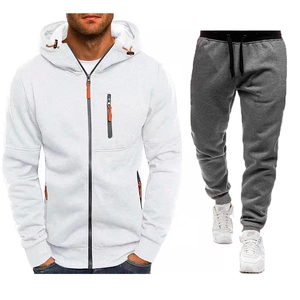 Dettaglio giacca bianca con cappuccio, zip arancioni a contrasto e pantaloni grigi scuri