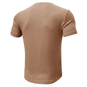 Vue détaillée du dos d'un t-shirt moulant pour hommes en maille côtelée de couleur kaki
