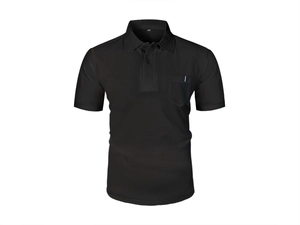 Dettaglio della polo nera in maglia a nido d'ape con taschino e nastro tricolore piccolo