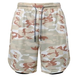 Detail der Wüsten-Camo Laufshorts mit atmungsaktivem Mesh-Gewebe und Kordelzug am Bund