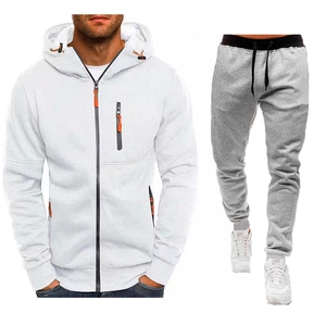 Dettaglio felpa bianca con cappuccio e zip arancione con pantaloni sportivi grigi comodi