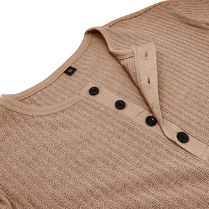 Détail du col d'un t-shirt Henley marron café avec tissu côtelé et boutons noirs