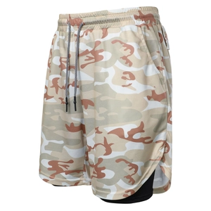 Detail der 2-in-1 Laufshorts mit Wüsten-Camo, atmungsaktivem Mesh und Kompressions-Innenhose