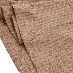 Détail du tissu en maille côtelée marron montrant l'élasticité et la texture du t-shirt