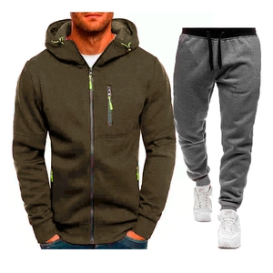Dettagli della giacca con cappuccio verde oliva con zip neon e pantaloni sportivi grigi
