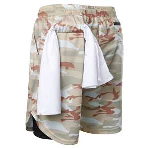Details der Camouflage-Laufshorts mit atmungsaktivem Mesh und Handtuchhalter