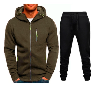 Dettaglio felpa con cappuccio verde oliva con zip neon e pantaloni sportivi neri da uomo