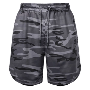 Details grauer Camouflage-Laufshorts mit atmungsaktivem Mesh und verstellbarem Kordelzug