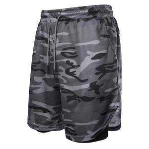 Detail der Herren-Laufshorts mit Camouflage-Muster, Netzgewebe und Kordelzug am Bund