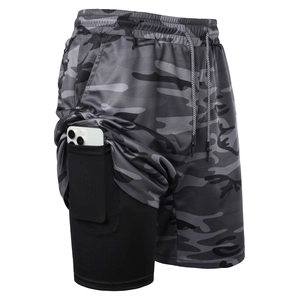 Detail der 2-in-1 Camo-Laufshorts mit versteckter Handytasche auf schwarzer Innenseite