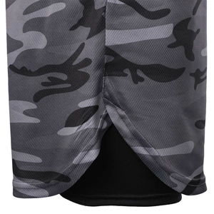 Detail der grauen Camo-Mesh-Shorts mit Seitenschlitz und schwarzem Futter