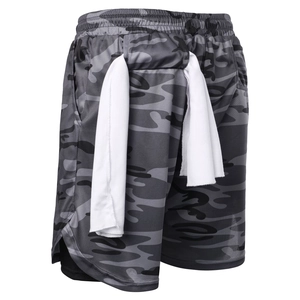 Detailansicht der Herren-Laufshorts mit Camouflage-Muster und praktischer Handtuchschlaufe