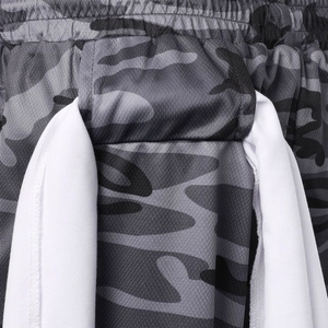Makroaufnahme der Camouflage-Sportshorts mit atmungsaktivem Mesh und Handtuchschlaufe-Funktion