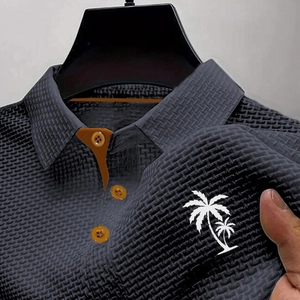 Polo homme en soie glacée gris foncé avec texture gaufrée et logo de cocotier blanc